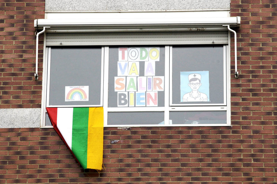 La crisis sanitaria ha generado una ola de solidaridad que se visualiza en centenares de ventanas y balcones. /NR
