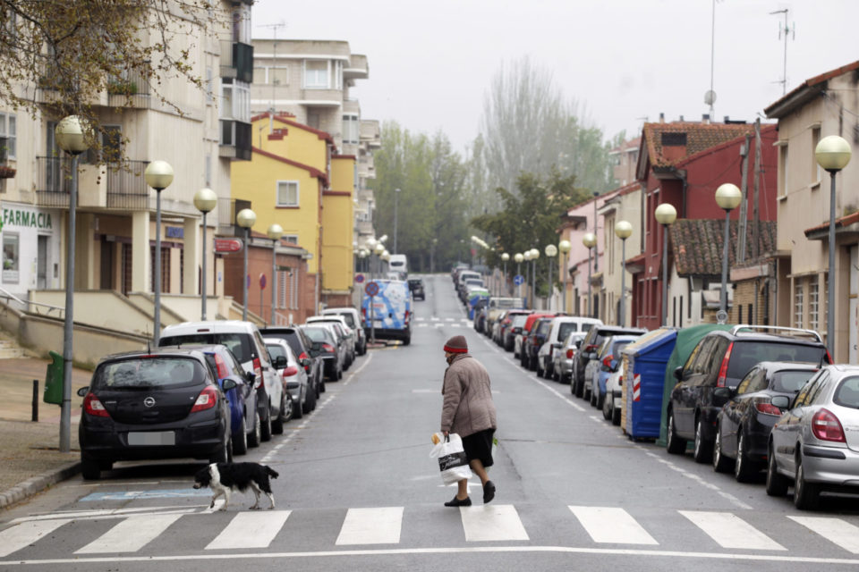 Una mujer cruza la calle Salamanca, una de las arterias principales de Yagüe. / INGRID
