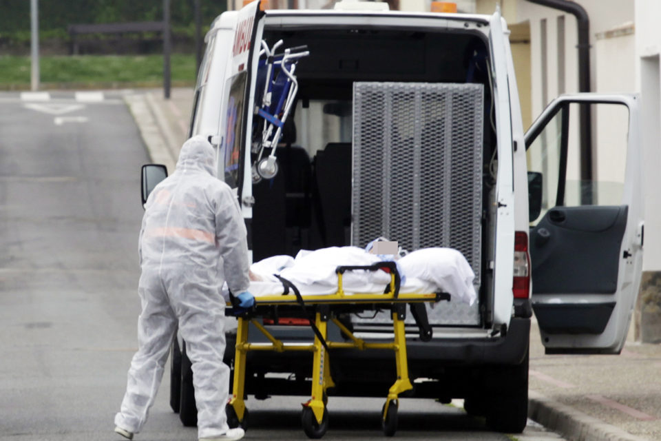 Un sanitario traslada a un enfermo de coronavirus en camilla a la ambulancia. / Ingrid