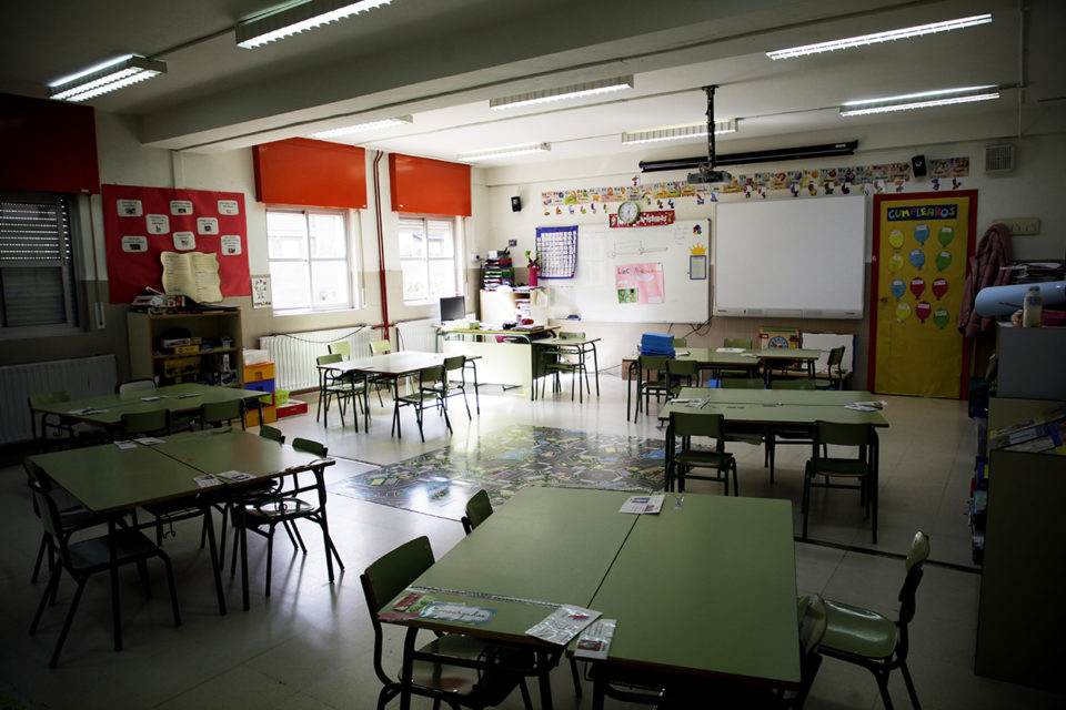 Clase vacía tras suspenderse la actividad lectiva presencial por el coronavirus. / Ingrid