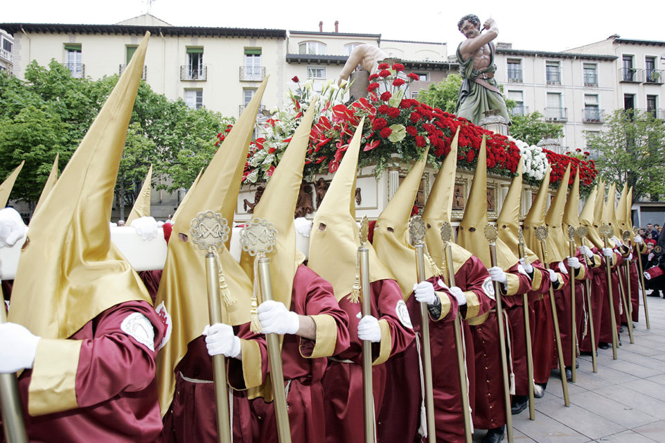 Una cofradía logroñesa desfila por el centro de la ciudad, en una imagen de archivo. / Ingrid