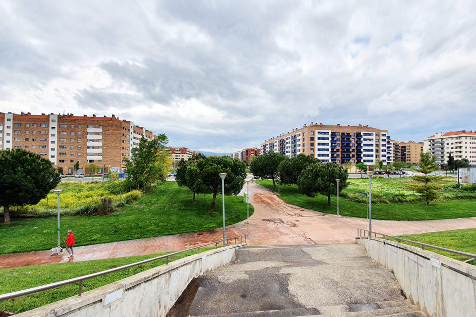 Los bloques de viviendas se construirán junto al acceso de La Cava a la pasarela peatonal. / Ingrid