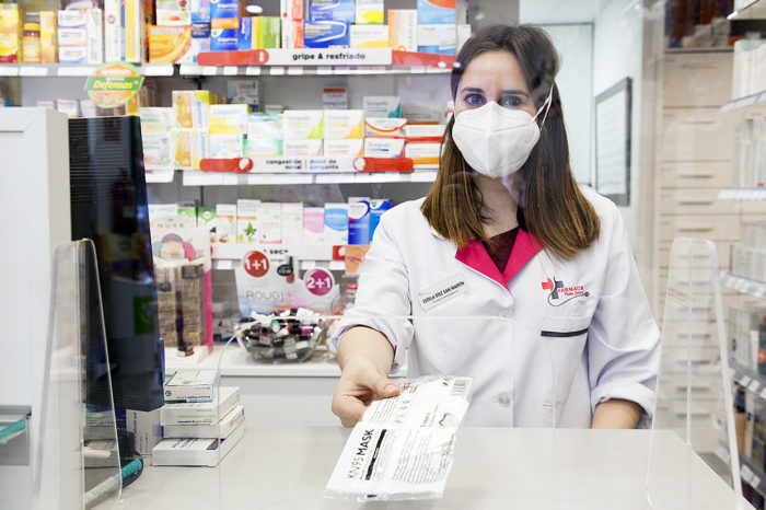 Las farmacias ven con buenos ojos un tope en el precio de mascarillas