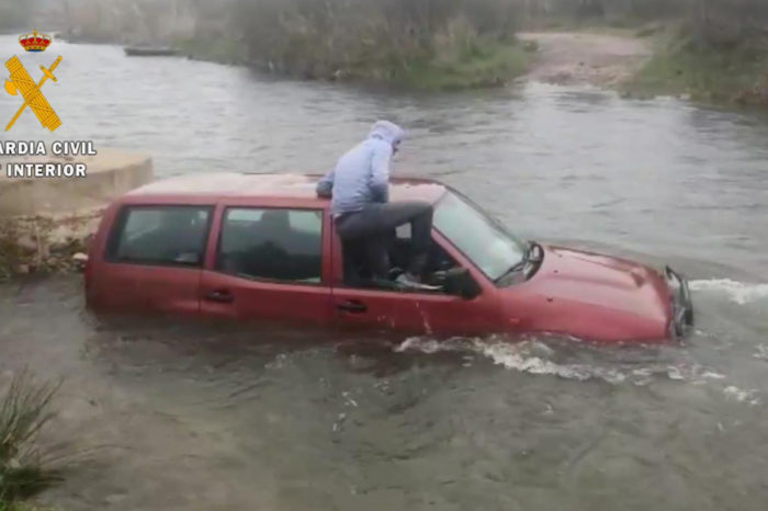 Auxiliado un hombre que quedó atrapado en su coche en el río Cidacos