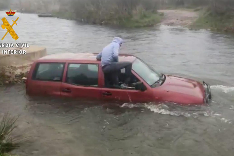 Imagen del hombre atrapado en su coche en el río Cidacos. / Guardia Civil