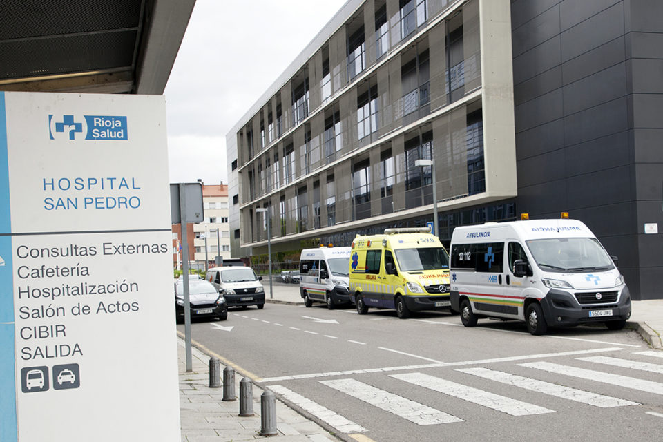 Ambulancias estacionadas frente a la entrada principal al hospital San Pedro. / Ingrid