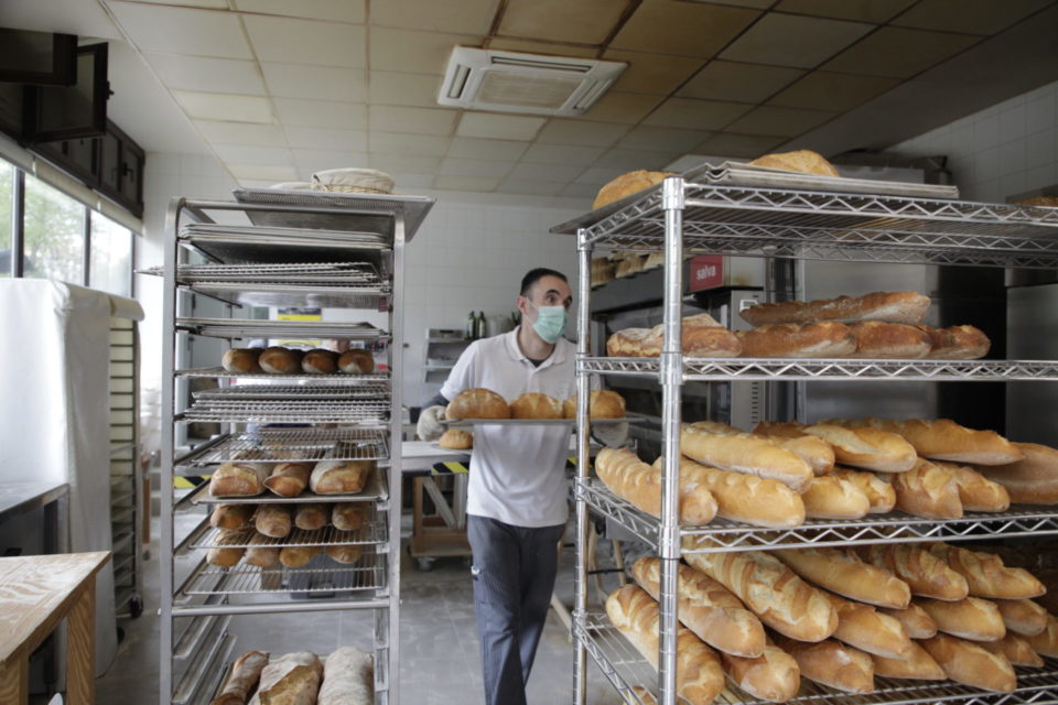 Un trabajador en el obrado de Veritas Panis, una de las panaderías, junto a La Suiza, abiertas en El Cubo. / INGRID
