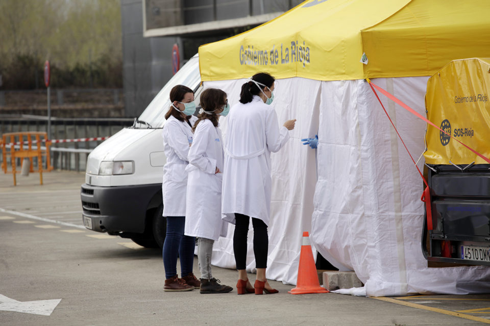 Personal sanitario, en el puesto del parking del CIBIR donde se hacen pruebas de coronavirus. /Clara Larrea