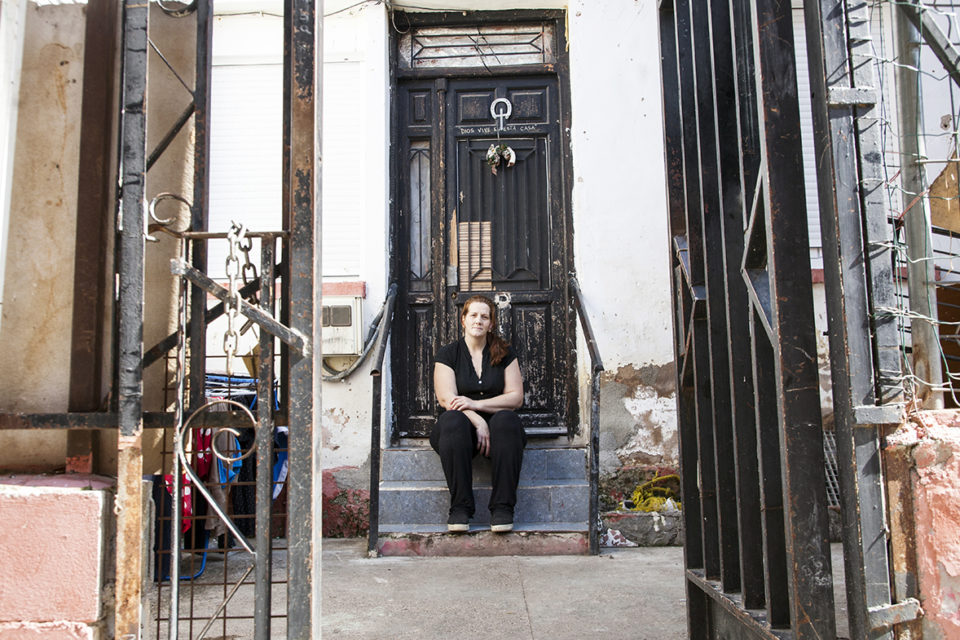 Francisca Sánchez, en la puerta de su casa, hace malabares para llegar a fin de mes. / INGRID