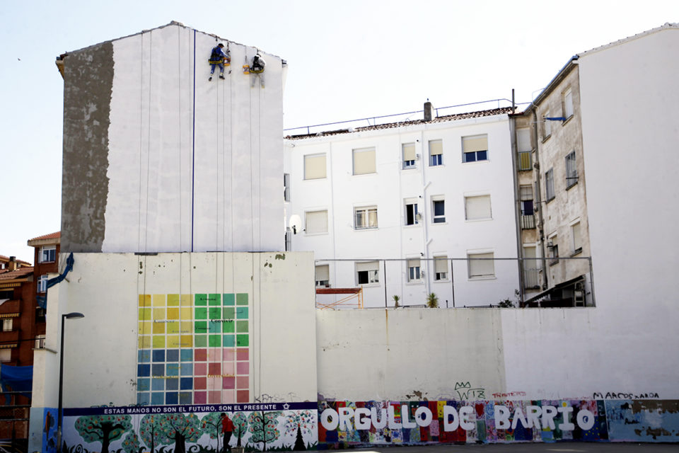 Imagen de uno de los edificios junto a Manuel Esteban Villegas. / INGRID