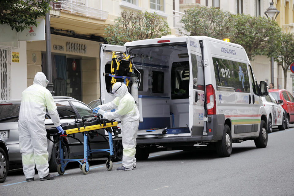 Sanitarios con los EPI acuden a un domicilio de Logroño. / Ingrid