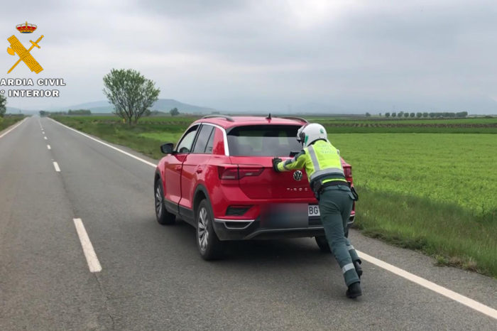La Guardia Civil auxilia a una mujer a la que se averió el coche entre Murillo y Galilea