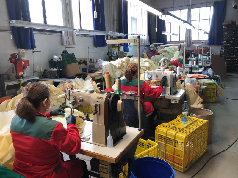 Confección de material sanitario en una de las empresas arnedanas. / NR