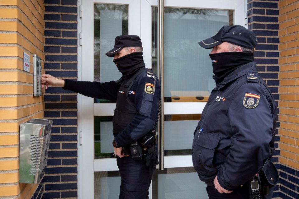 Los agentes Miguel (derecha) y Juanan (izquierda) acuden a una llamada en pleno estado de alarma. / Raquel Manzanares (Efe)