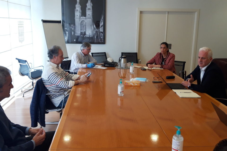 El alcalde y la concejala de Economía, con representantes del sector hostelero logroñés. /NR