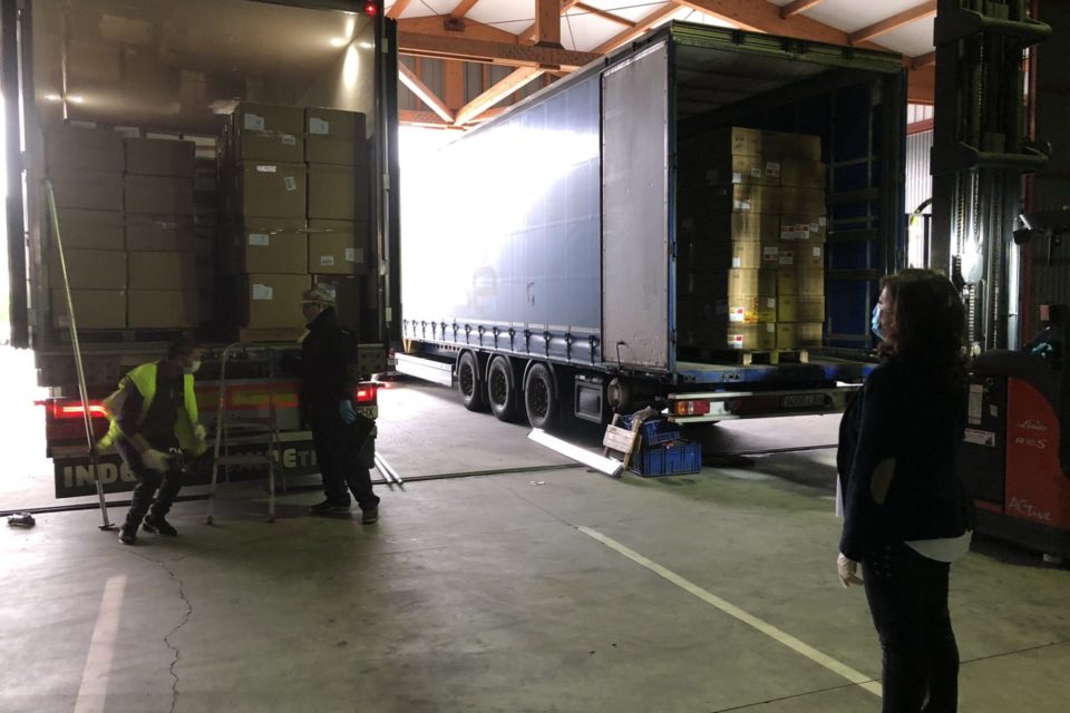 La presidenta riojana observa la descarga del material. /NR