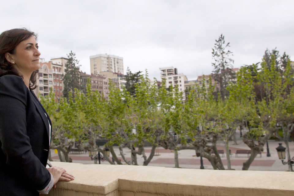 La presidenta regional, desde el balcón del Palacete de Gobierno, con el Espolón al fondo. /INGRID