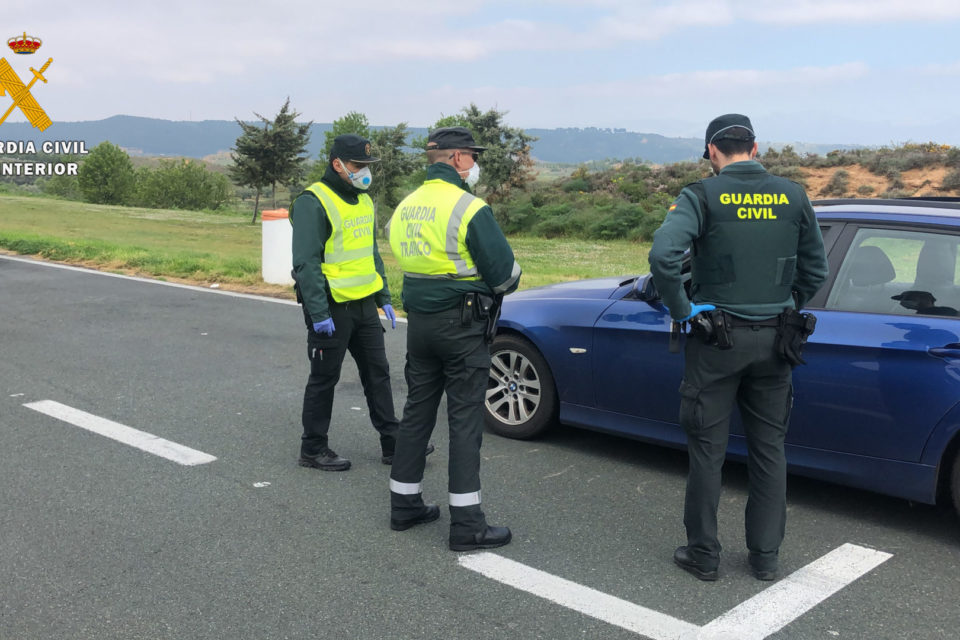 Guardias civiles realizan un control en la autopista AP-68. /GUARDIA CIVIL