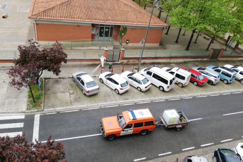 Efectivos de Protección Civil desinfectan la calle Villamediana junto al colegio Bretón de los Herreros. /NR