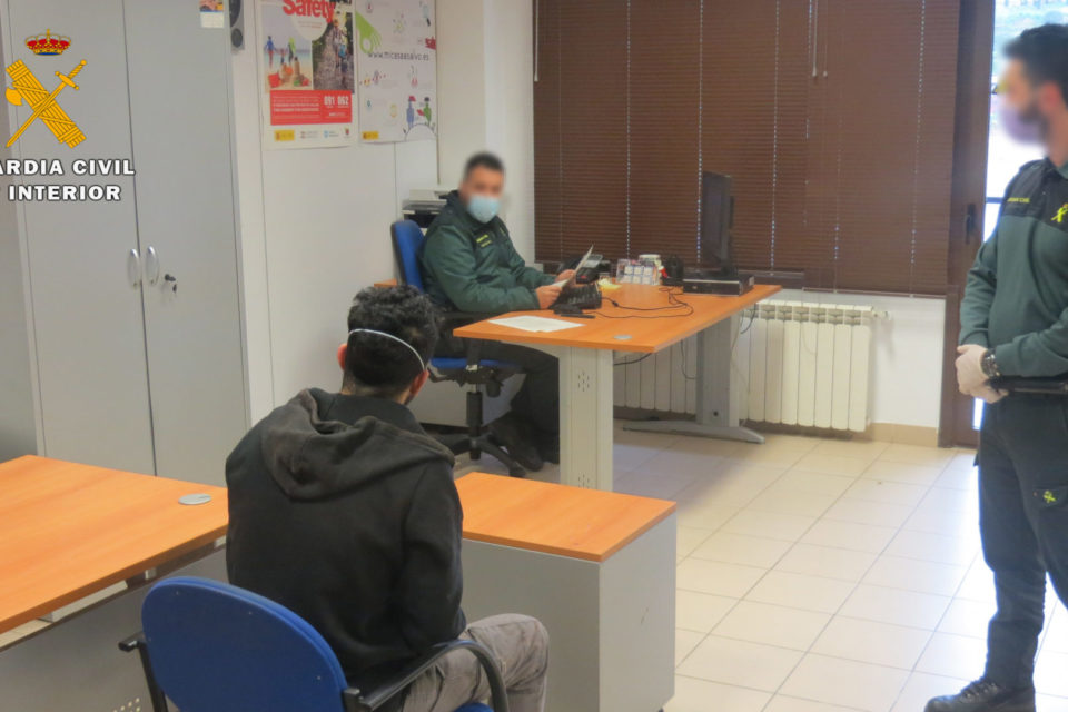 El detenido en dependencias de la Guardia Civil. / Guardia Civil