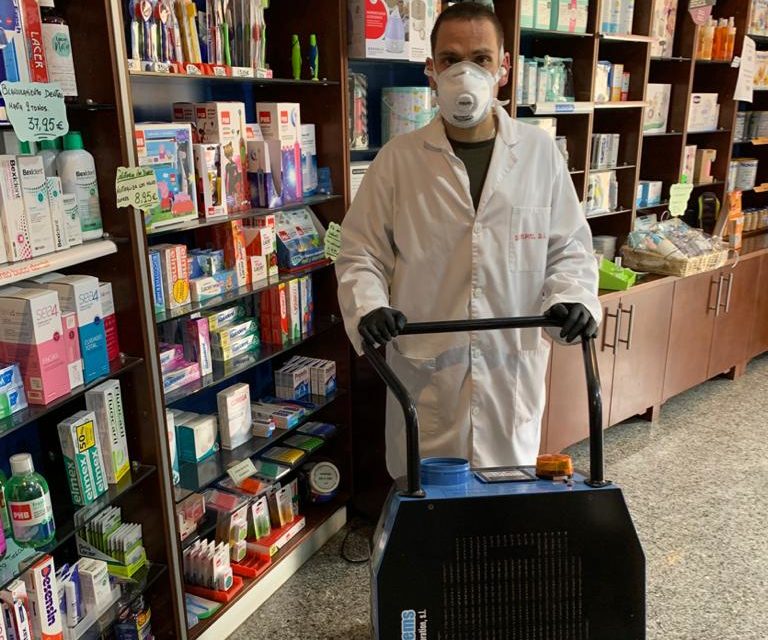 Un operario de la empresa Barpal se dispone a desinfectar una farmacia. / NR