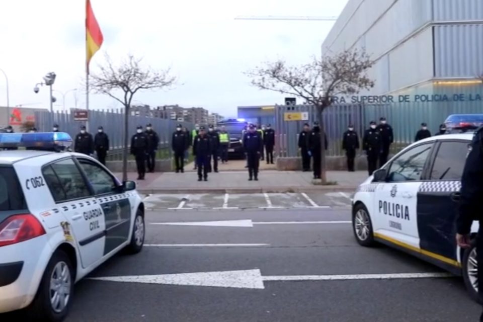 Miembros de las fuerzas de seguridad rinden homenaje al policía nacional fallecido por coronavirus. / NR