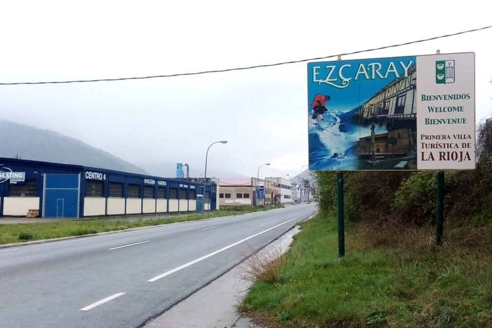 Entrada a Ezcaray, con las naves de fabricación de butacas al fondo. / NR