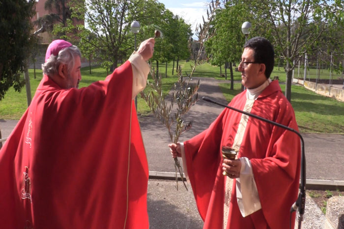 El obispo dice que los sanitarios 'iluminan el camino de la Semana Santa'