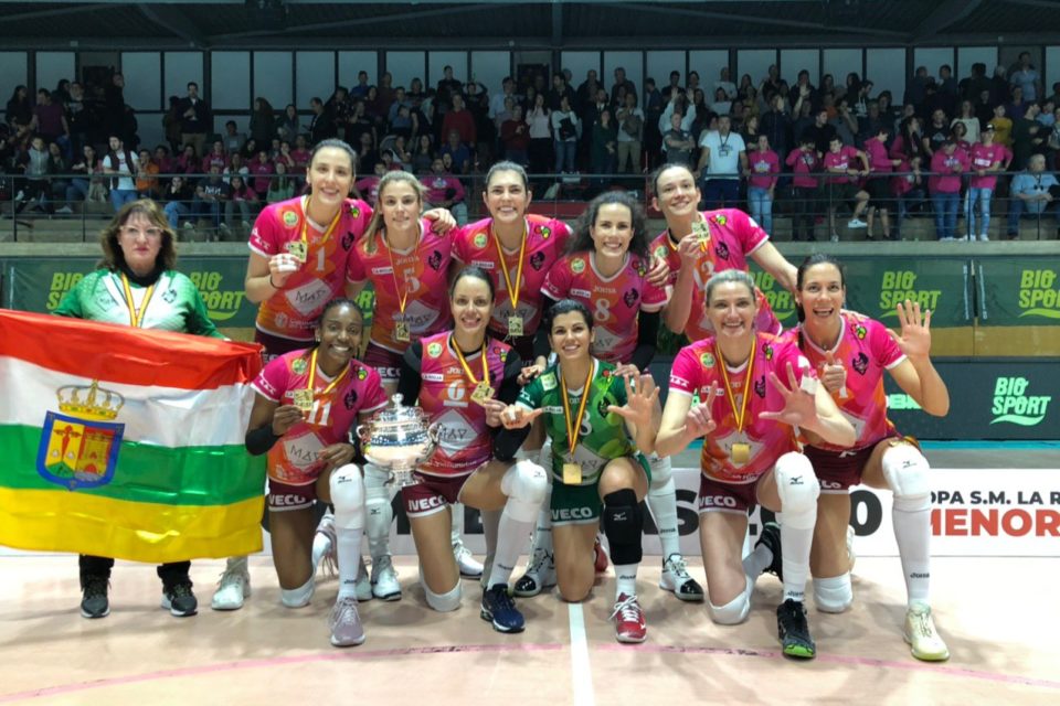 El May Deco festeja el título de Copa de la Reina, el último conseguido en la cancha. / VOLEY LOGROÑO