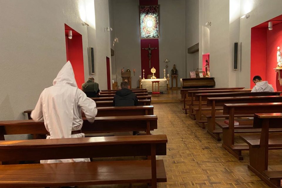 Los monjes del Monasterio de Valvanera, en plena oración. / NR