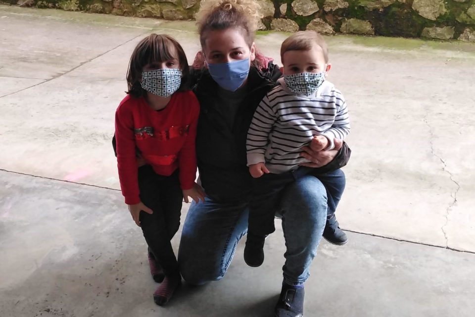 Una familia viguereña, con las mascarillas Made in Viguera. / NR