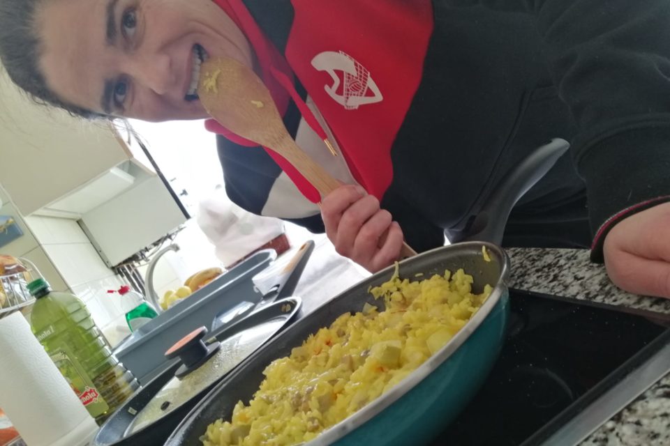 Esther López, entrenadora del May Deco, prepara una paella antes de responder a la entrevista. / Fernanda Gritzbach