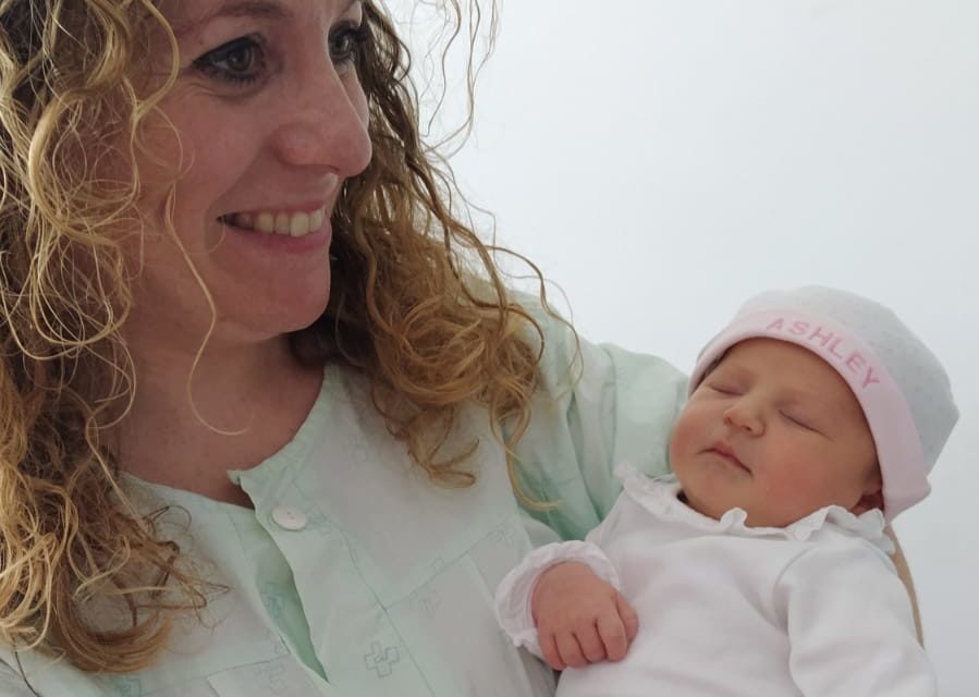 Eva, con su hija Ashley, tras conocer que había dado negativo en la prueba de coronavirus. / NR