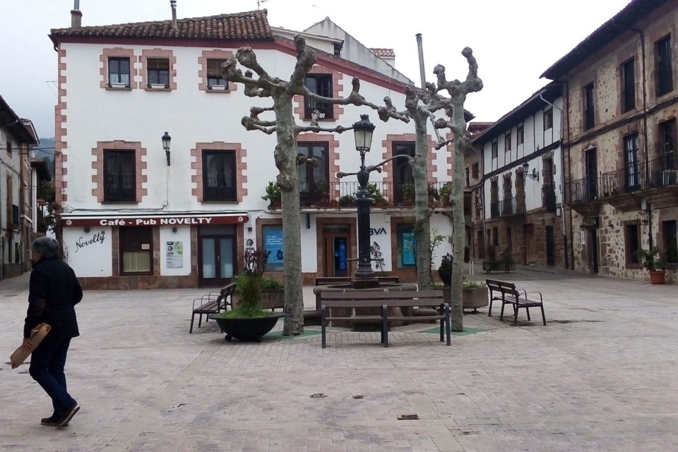 Un transeúnte pasa por la Plaza de la Verdura de Ezcaray. / NR