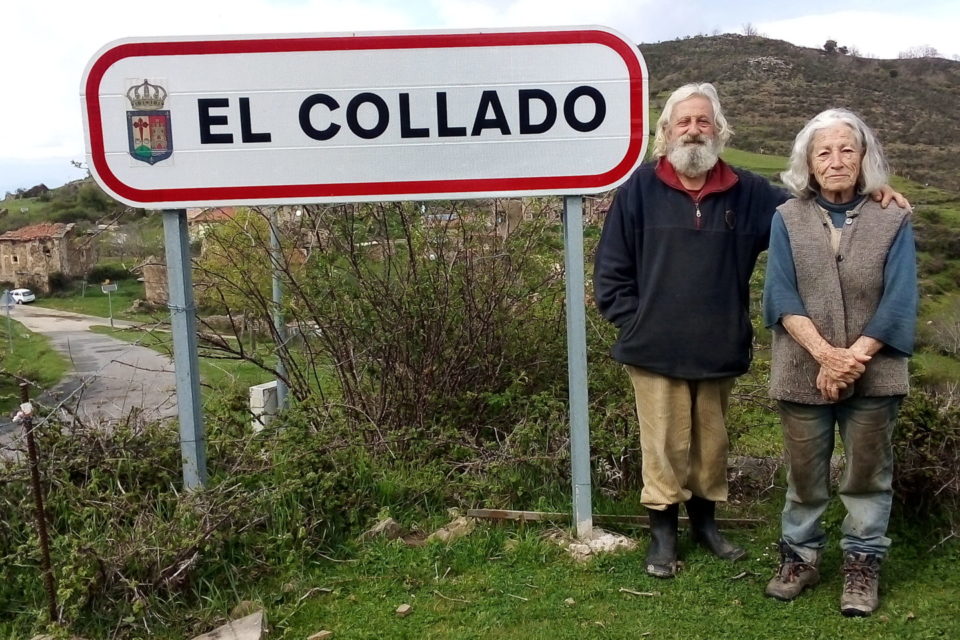 Marcos Moya y Lucía Barrio posan a la entrada de El Collado. / NR