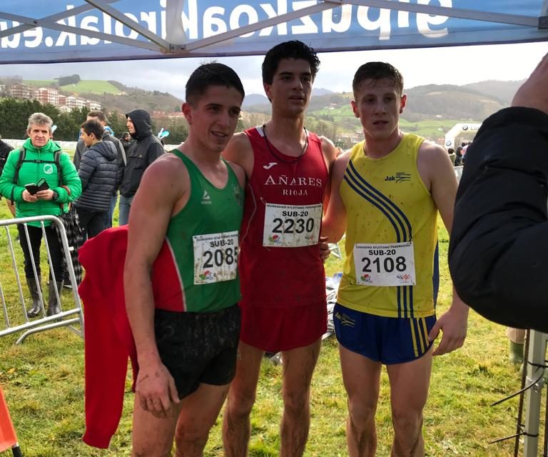 Juan Loma, en el centro, en una prueba de la pasada temporada.