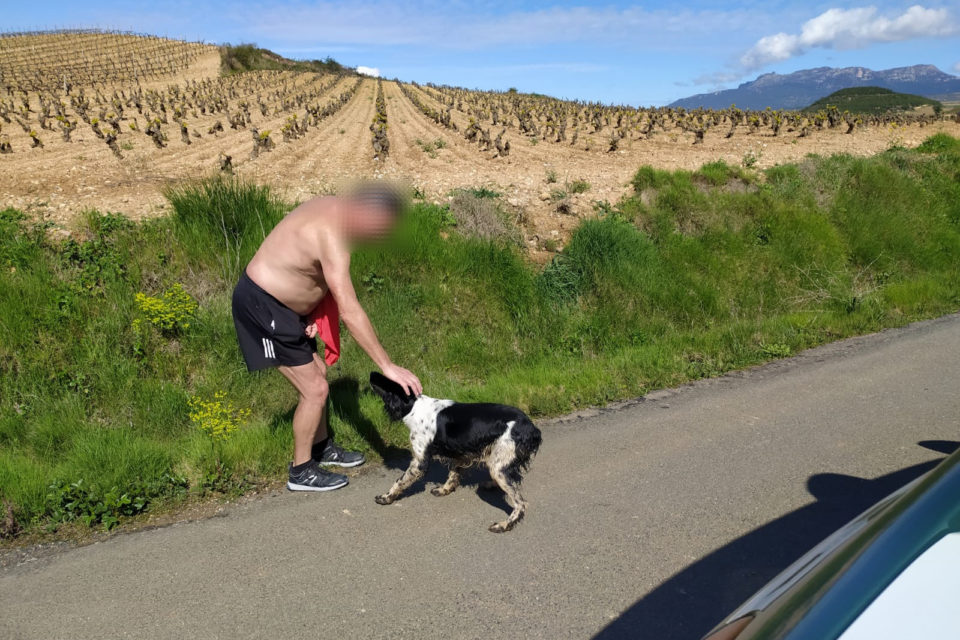 Imagen del hombre denunciado junto a su animal, que llevaba suelto. / Guardia Civil
