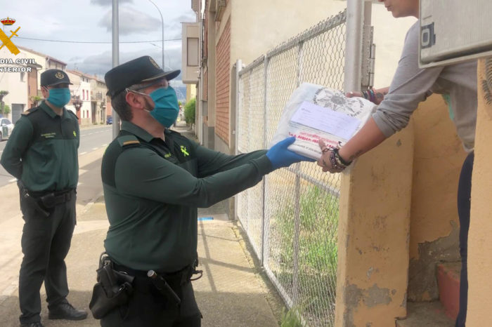 La Guardia Civil colabora con los centros docentes para la entrega de material didáctico y tablets