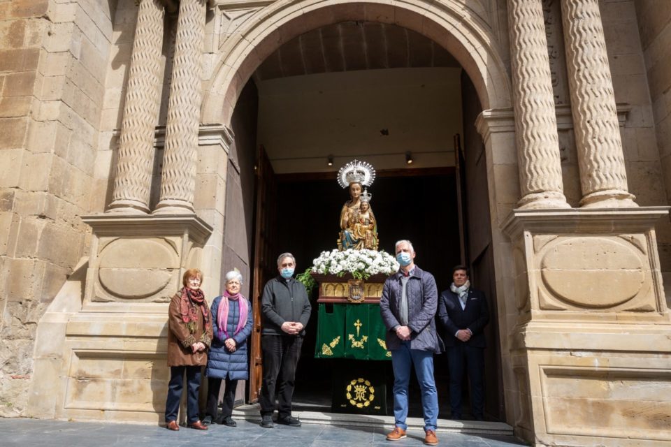 El párroco de Santiago y el alcalde, junto a la imagen, / Raquel Manzanares (Efe)