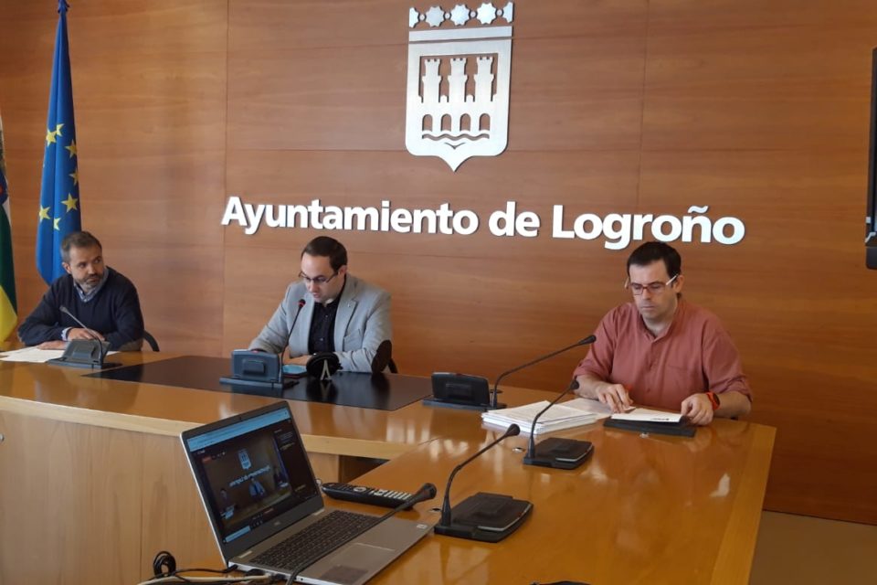 Los concejales Jaime Caballero, Adirán Calonge e Iván Reinares, durante la rueda de prensa. / NR