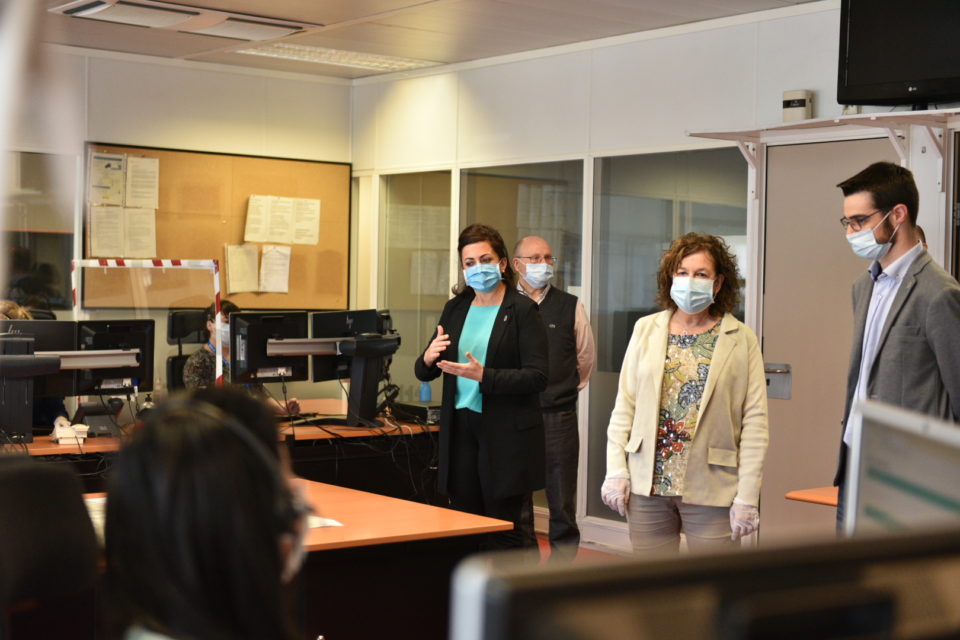 La presidenta riojana conversa con personal del SOS. /NR