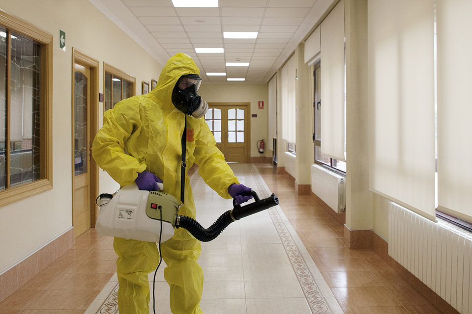 Miembros de la UME desinfectando en la residencia Santa Justa de Logroño / INGRID