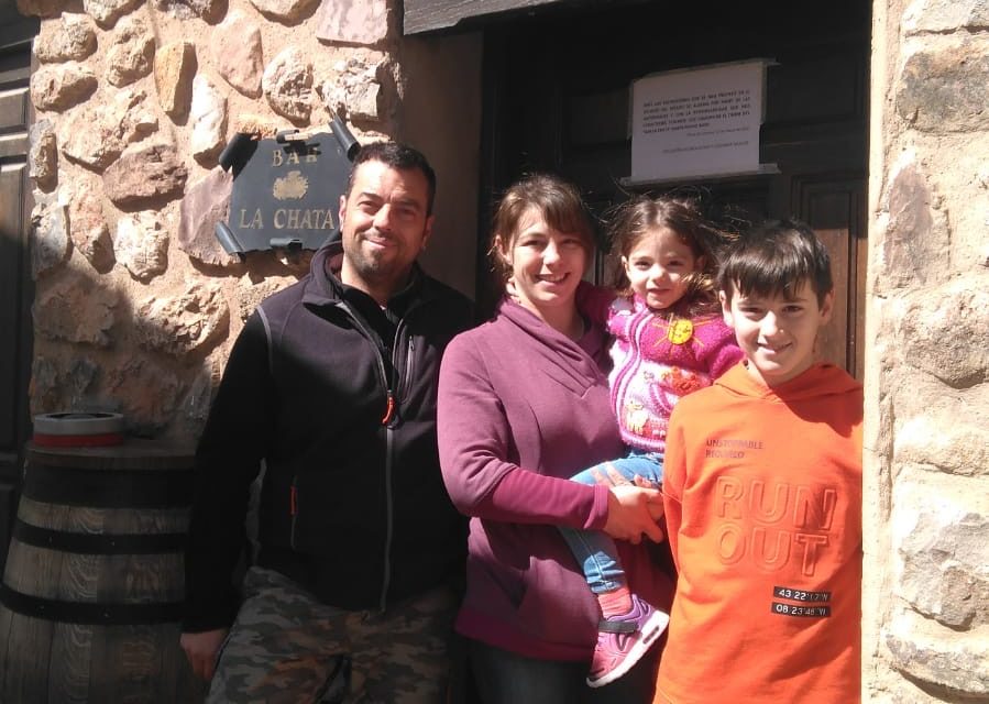 Ramón, con su mujer e hijos, frente a la puerta de su negocio, que está cerrado por la crisis del coronavirus. / NR