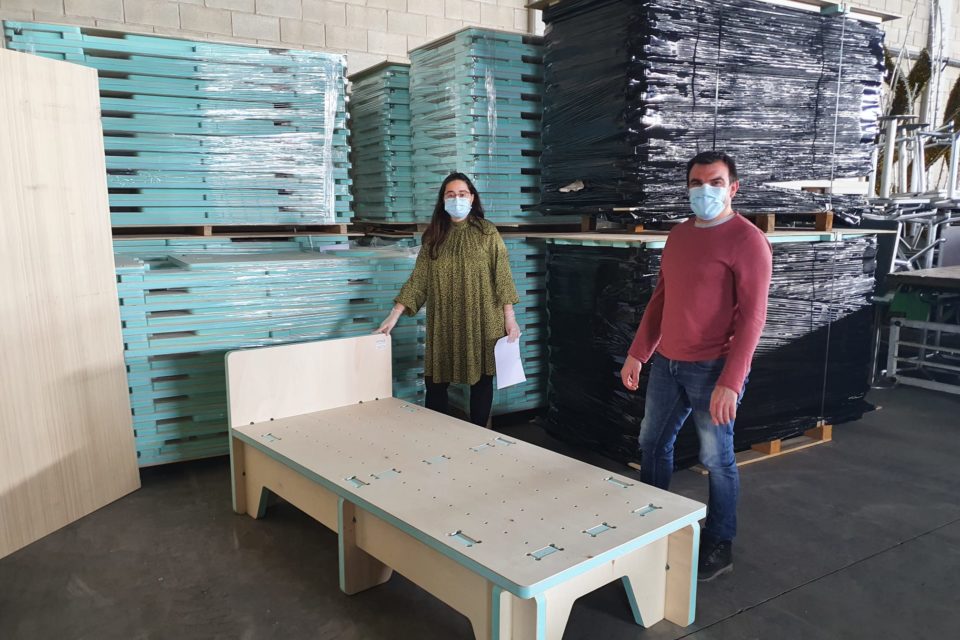 El Ayuntamiento de Calahorra ha recibido las camas ultraligeras donadas por Garnica. / NR