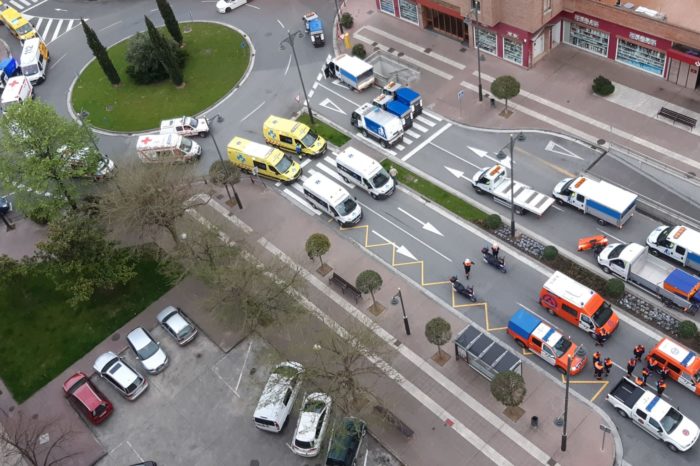 Una caravana de vehículos de distintos servicios públicos recibe los aplausos de los ciudadanos