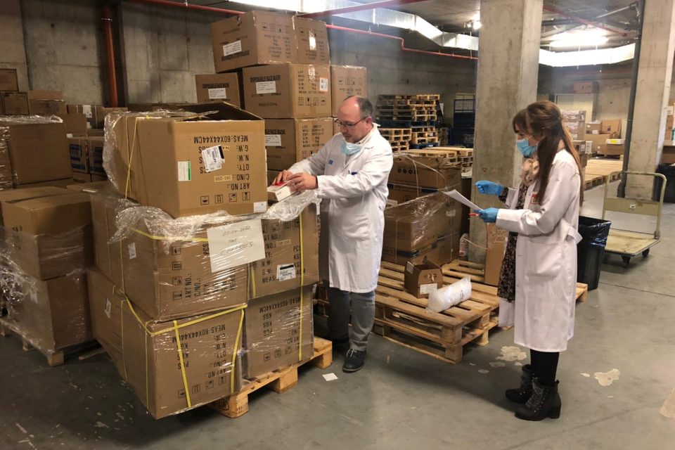 El Hospital San Pedro recibe material para los sanitarios (imagen de archivo). / NR