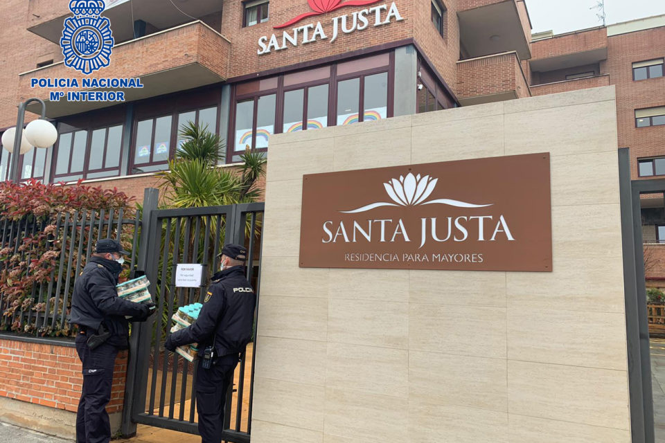 Dos agentes entregan el material donado a la residencia de ancianos Santa Justa de Logroño. / Policía Nacional