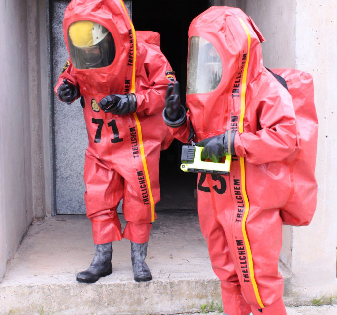 Los agentes del TEDAX, con el traje de protección, han realizado una docena de intervenciones por COVID-19. / Policía Nacional