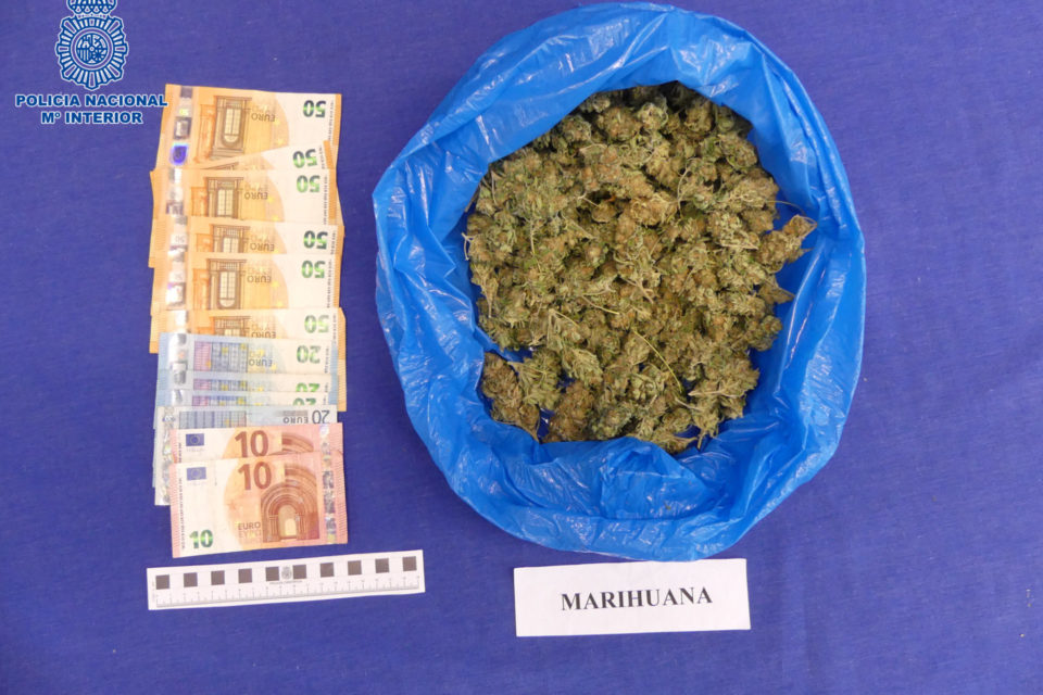 Marihuana y dinero que llevaba el detenido en su vehículo. / Policía Nacional