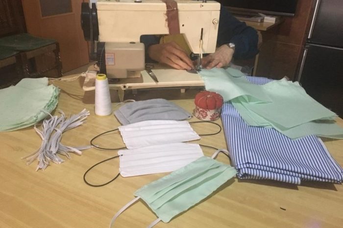 Salud advierte de que las mascarillas caseras son una barrera física "sin evidencia de protección"